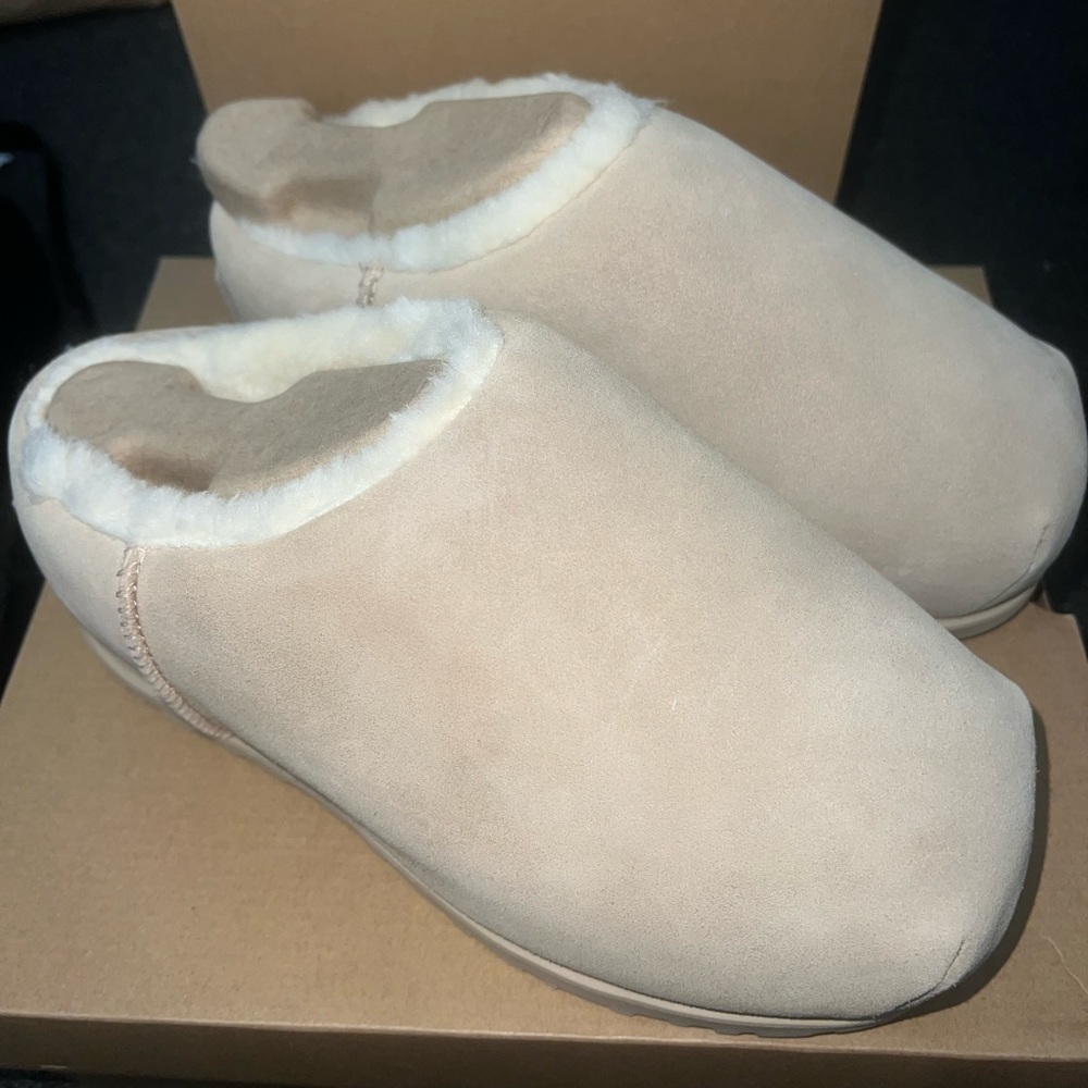 UGG Pumped Slide BNIB size 9